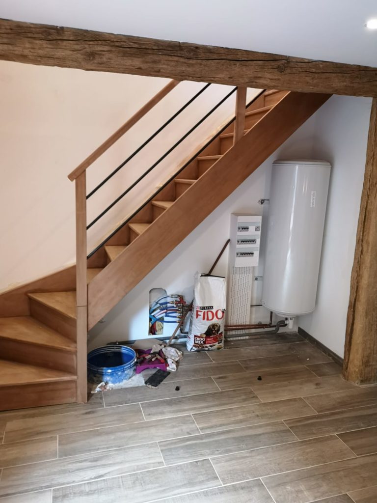Création d'une armoire sur mesure sous un escalier